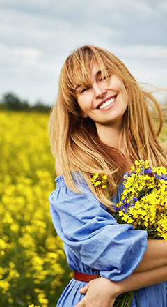 Femme bouquet de fleur printemps.
