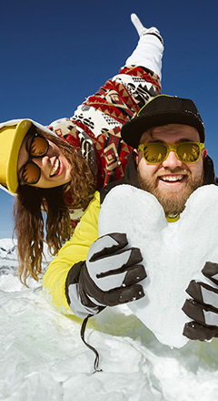 Couple au sport d'hiver