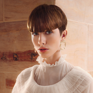 femme cheveux court frange