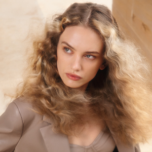 Femme cheveux long bouclés